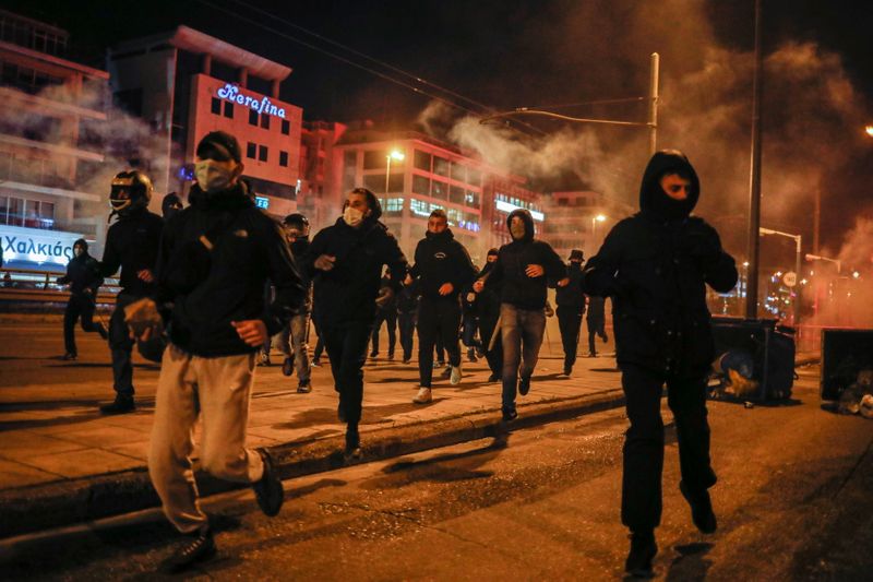 &copy; Reuters. إيقاف ضابط شرطة في اليونان عن العمل لضربه رجلا خلال إجراءات كوفيد