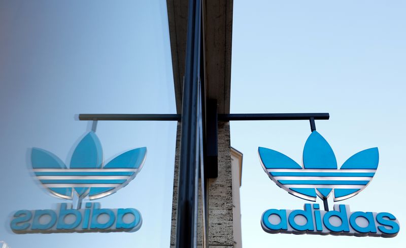 &copy; Reuters. Logo da Adidas em Berlim, na Alemanha. 20/04/2020. REUTERS/Axel Schmidt.