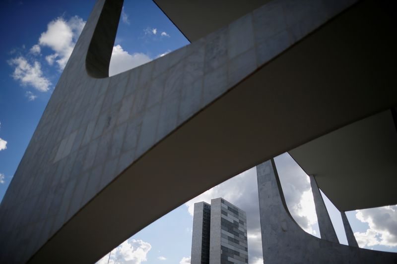 &copy; Reuters. Congresso Nacional visto entre os arcos do Palácio do Planalto em Brasília