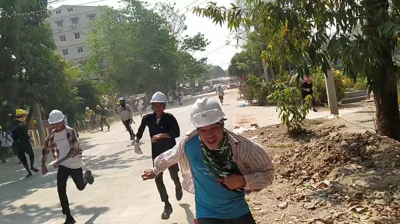 &copy; Reuters. Pessoas fogem durante protesto em Yangon