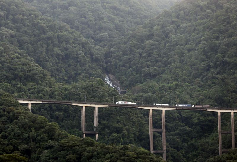 © Reuters. Vista da rodovia dos Imigrantes, de concessão Ecorodovias, em Cubatão (SP)