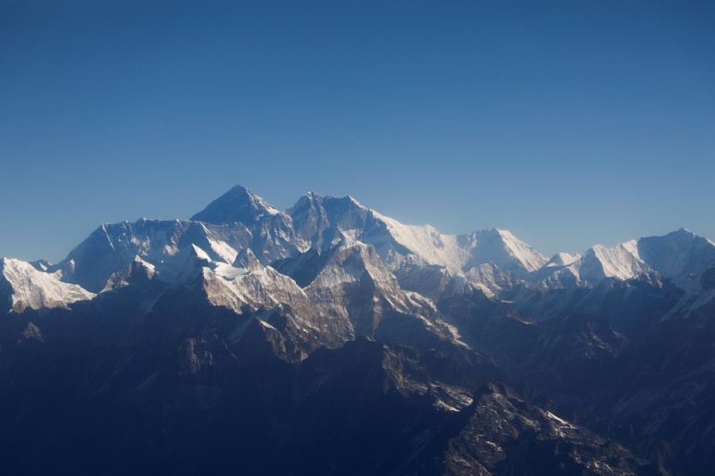 &copy; Reuters. FILE PHOTO: Mount Everest, the world&apos;s highest peak, and other peaks of the Himalayan range are seen through an aircraft window during a mountain flight from Kathmandu