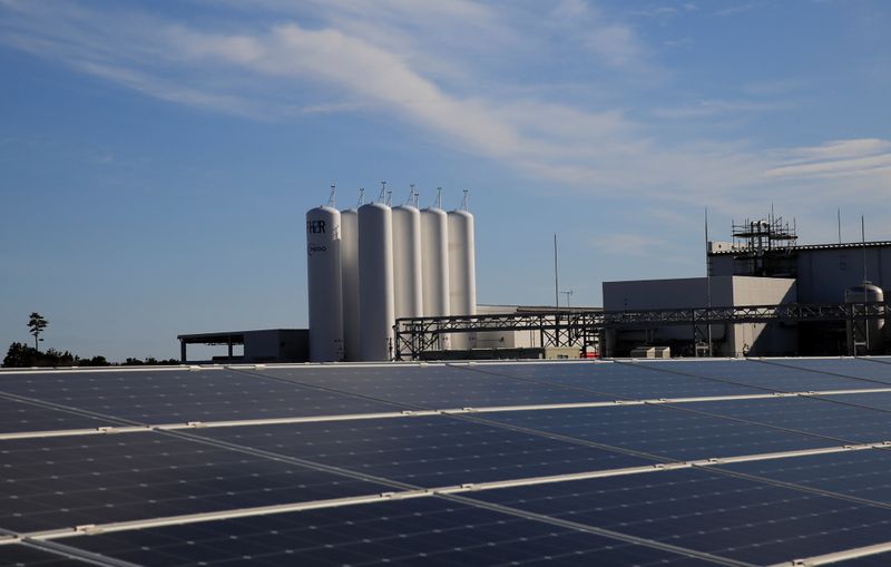 &copy; Reuters. Fukushima Hydrogen Energy Research Field (FH2R) and an adjoining solar power farm are pictured in Namie Town