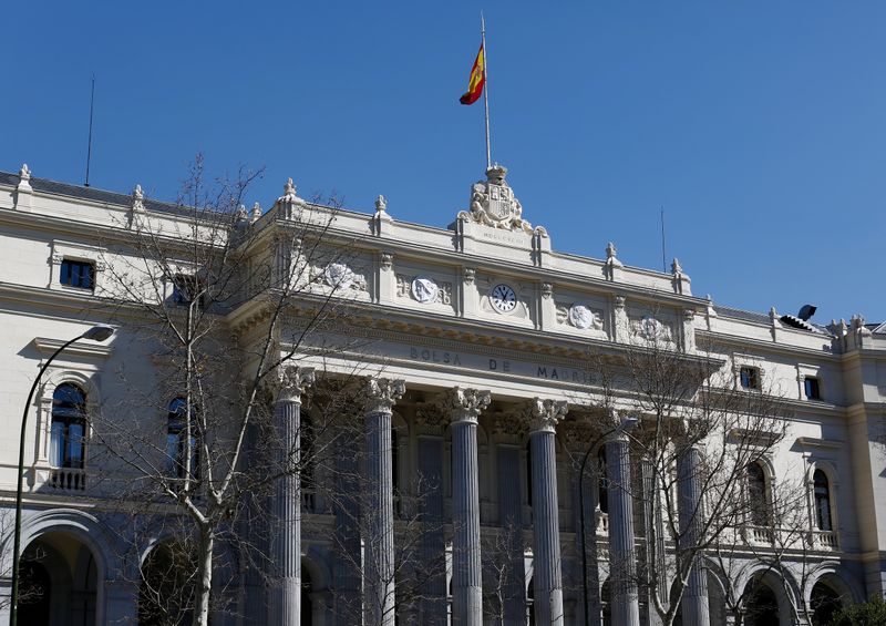 &copy; Reuters. FOTO DE ARCHIVO: Pórtico y fachada del edificio de la Bolsa en Madrid