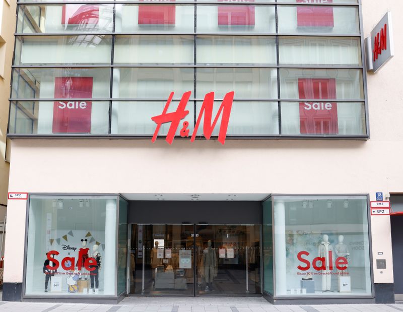 &copy; Reuters. Una tienda de Hennes &amp; Mauritz (H&amp;M) cerrada debido a epidemia de coronavirus (COVID-19) en Munich