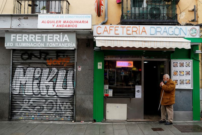 &copy; Reuters. FILE PHOTO: A man smokes a cigarette next to a closed business during the coronavirus disease (COVID-19) outbreak in Madrid