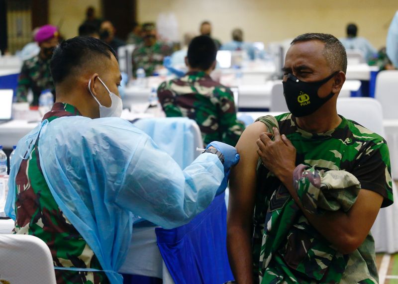 &copy; Reuters. FILE PHOTO: COVID-19 mass vaccination program in Jakarta
