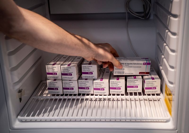&copy; Reuters. Funcionário manipula caixas com vacina da AstraZeneca contra Covid-19 em centro de vacinação em Copenhague