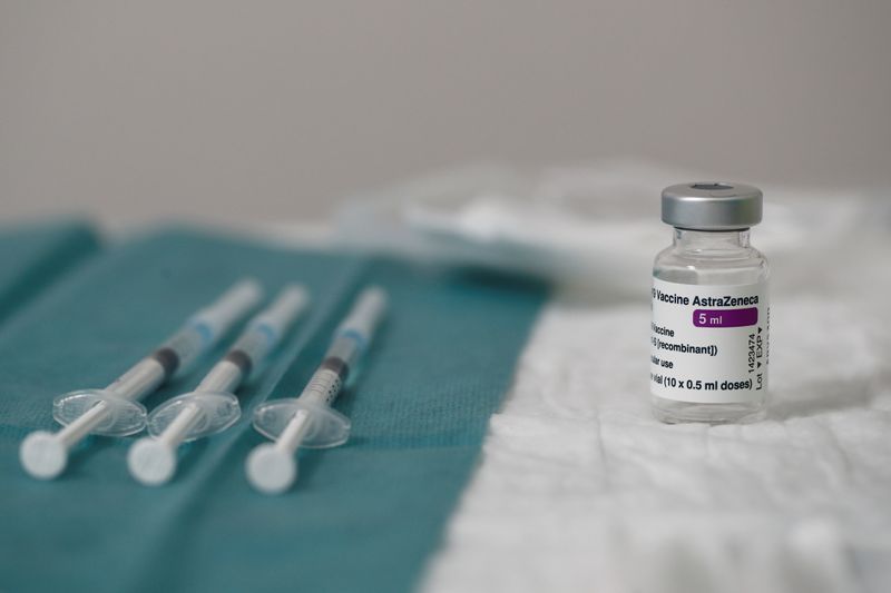 &copy; Reuters. Una fiala con il vaccino AstraZeneca accanto a tre siringhe in un ospedale privato a Stains, in Francia