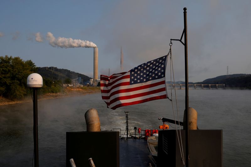 &copy; Reuters. Bandeira dos EUA em embarcação perto de usina de carvão próxima ao rio Ohio