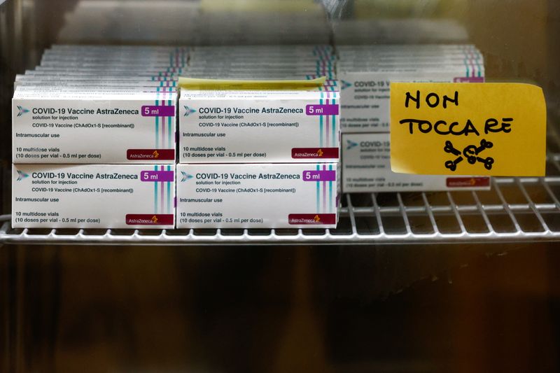 &copy; Reuters. Scatole contenenti fiale del vaccino AstraZeneca all&apos;interno di un frigorifero durante la campagna di vaccinazione contro il coronavirus