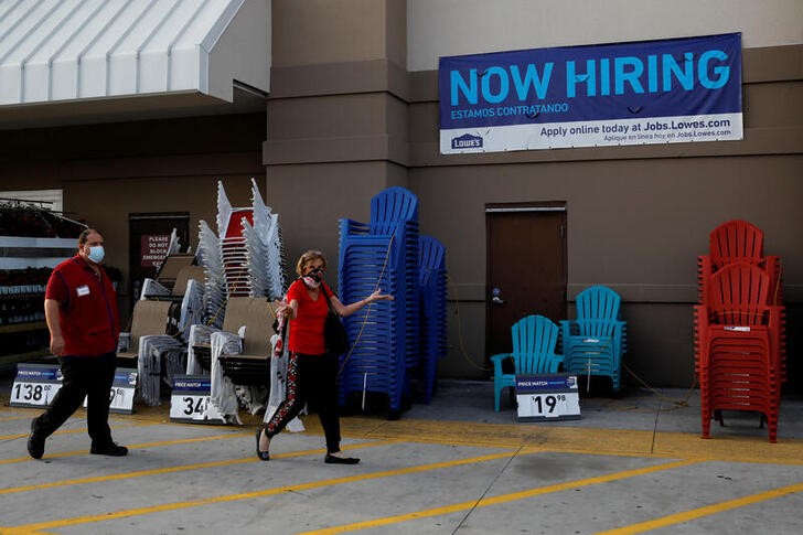 &copy; Reuters. 米新規失業保険申請71.2万件に改善、労働市場は回復軌道へ
