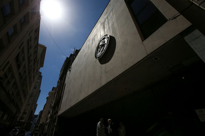 &copy; Reuters. Caminante pasa frente al ingreso nuevo de la Bolsa de Comercio de Buenos Aires