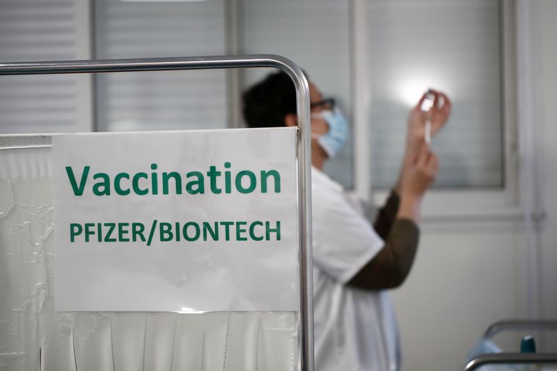 &copy; Reuters. CORONAVIRUS: PFIZER PRODUIRA 20% DE VACCINS DE PLUS QUE PRÉVU EN 2021