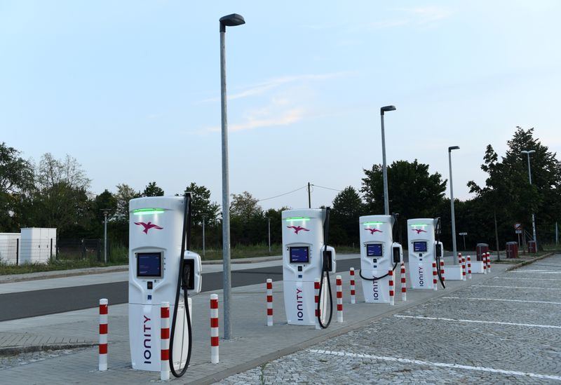 &copy; Reuters. FILE PHOTO: An electric vehicle charging station is seen on a motorway service station near Dresden