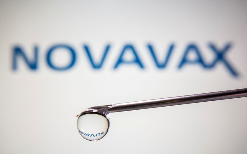 &copy; Reuters. FILE PHOTO: A Novavax logo is reflected in a drop on a syringe needle in this illustration