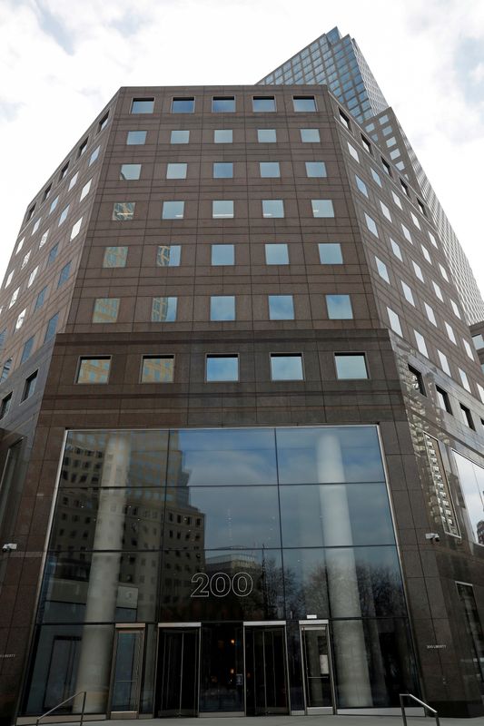 © Reuters. FILE PHOTO: The Goldman Sachs headquarters is seen in the Manhattan borough of New York