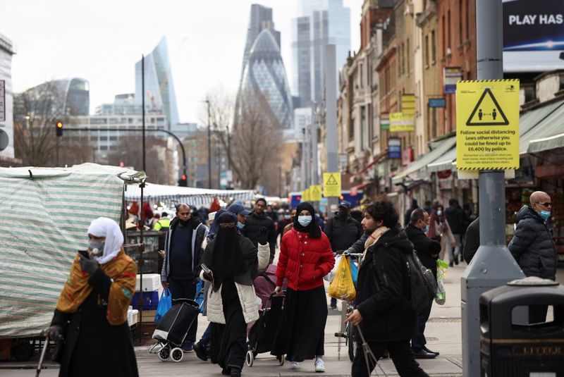 &copy; Reuters. People walk past shops and market stalls, amid the coronavirus disease (COVID-19) outbreak in London