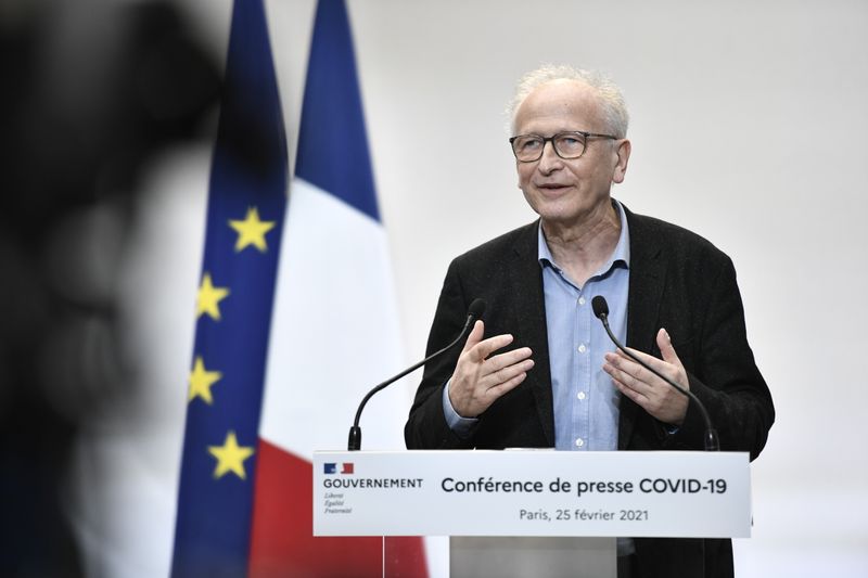 &copy; Reuters. FOTO DE ARCHIVO: El jefe de la campaña de vacunación de Francia, Alain Fischer, en París