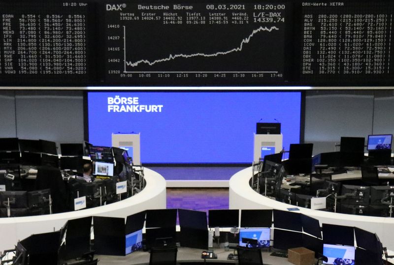 &copy; Reuters. FOTO DE ARCHIVO: El gráfico del índice de precios alemán DAX en Fráncfort