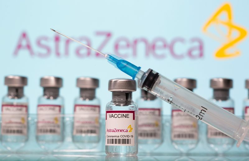 &copy; Reuters. Ilustración con viales etiquetados &quot;AstraZeneca COVID-19 Coronavirus Vaccine&quot; y una jeringa delante de un logotipo de AstraZeneca