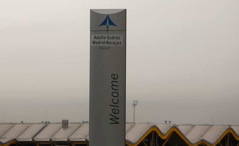 &copy; Reuters. El logotipo del operador de aeropuertos españoles Aena en la parte superior de un cartel de bienvenida en el exterior del aeropuerto Adolfo Suárez Barajas, Madrid
