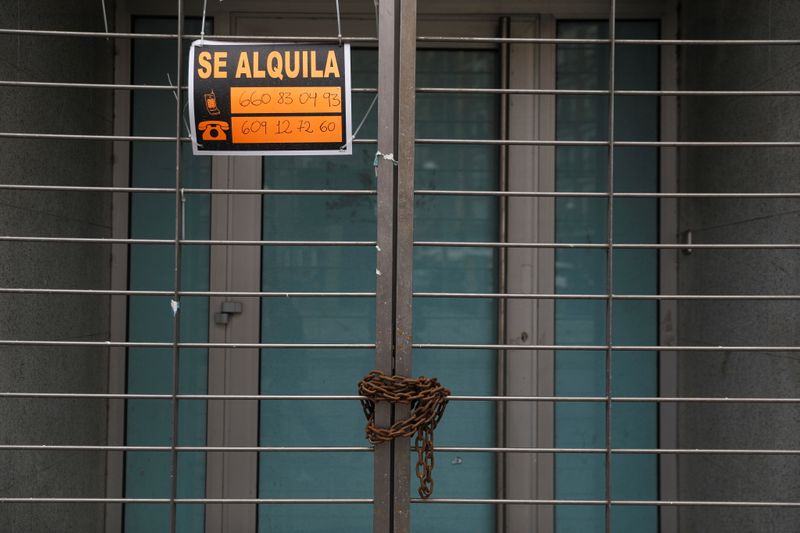 &copy; Reuters. Un cartel de &quot;Se alquila&quot; en la entrada de un negocio cerrado en Madrid, España