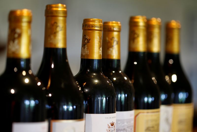 &copy; Reuters. Garras de vinho francês no Chateau du Pavillon, em Sainte-Croix-Du-Mont, na França