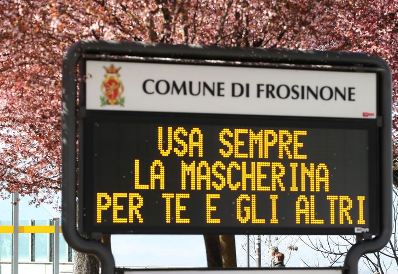 &copy; Reuters. Aviso sobre uso de máscara em cidade italiana de Frosinone