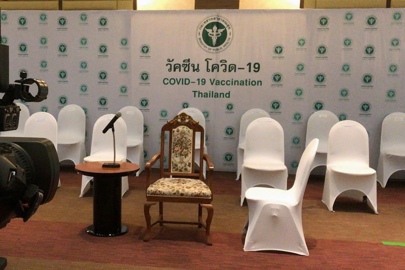 &copy; Reuters. Cadeiras vazias em local onde ocorreria aplicação de vacinas em Bangcoc