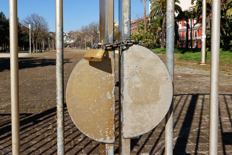 &copy; Reuters. Una vista della villa comunale di Napoli chiusa