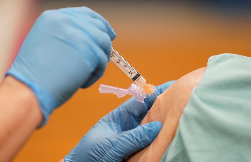 &copy; Reuters. FILE PHOTO: COVID-19 vaccines are administered in Martinsburg, West Virginia