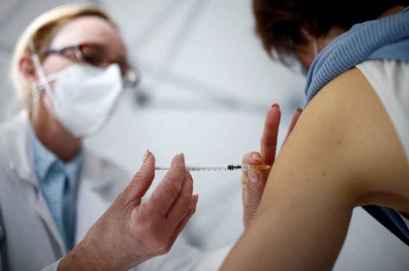 &copy; Reuters. FILE PHOTO: Coronavirus disease (COVID-19) vaccination in La Baule, France