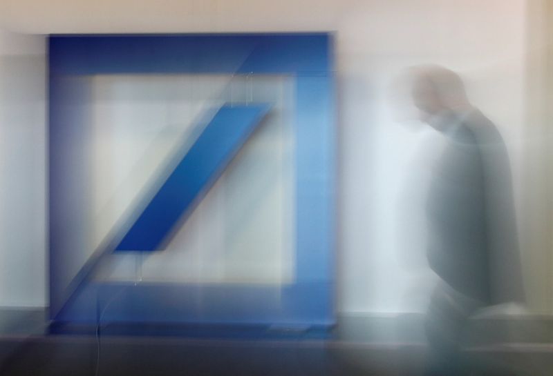 &copy; Reuters. El logotipo del mayor banco de negocios de Alemania, Deutsche Bank, en Fráncfort