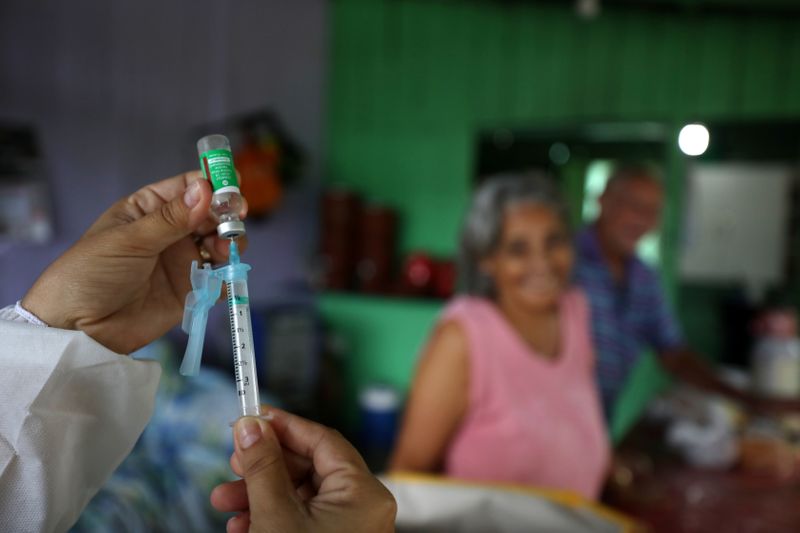 &copy; Reuters. Imagen de archivo de un trabajador municipal preparando una dosis de la vacuna de AstraZeneca/Oxford contra el coronavirus en la Reserva de Desarrollo Sostenible de Tupe, en las orilla del río Negro, en Manaos, Brasil.