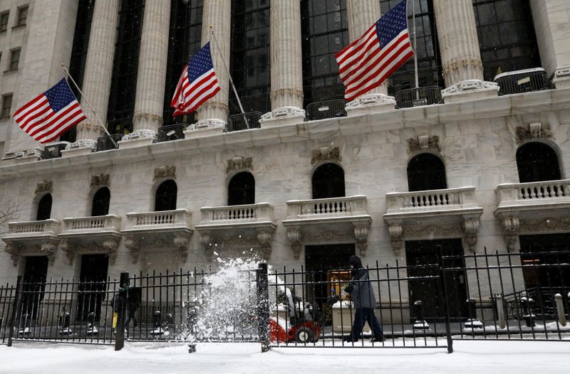 &copy; Reuters. Trabalhadores limpam a neve de uma calçada do lado de fora da Bolsa de Valores de Nova York (NYSE)