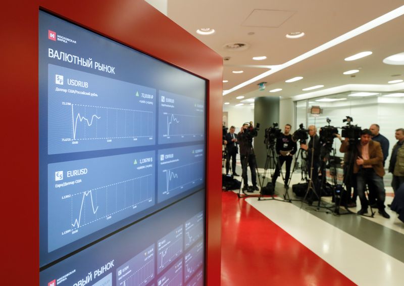 &copy; Reuters. Journalists gather near information screens in the office of the Moscow Exchange in Moscow