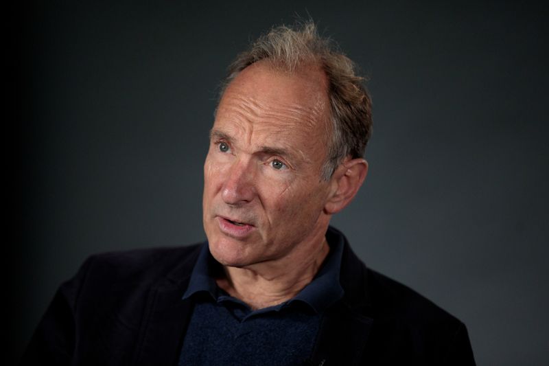 &copy; Reuters. Tim Berners-Lee fala durante entrevista em Londres