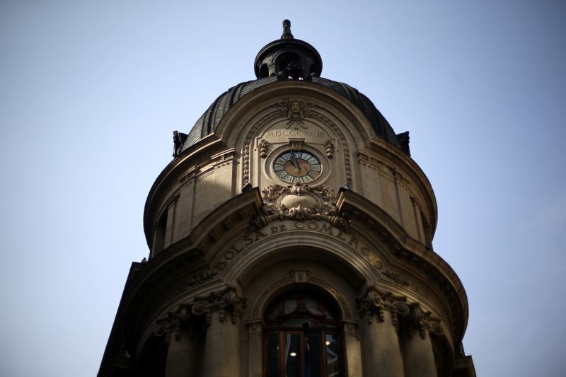 &copy; Reuters. FOTO DE ARCHIVO. Vista del edificio de la Bolsa de Santiago