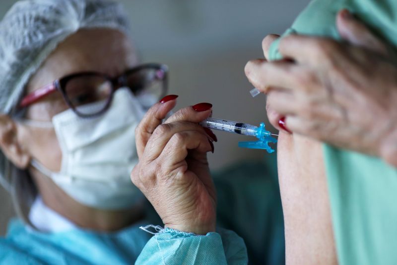 &copy; Reuters. Profissional de saúde aplica dose de vacina da AstraZeneca em hospital de Brasília