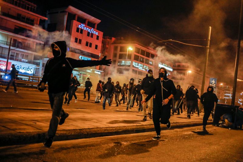 &copy; Reuters. Manifestantes corren durante una protesta en Atenas, Grecia