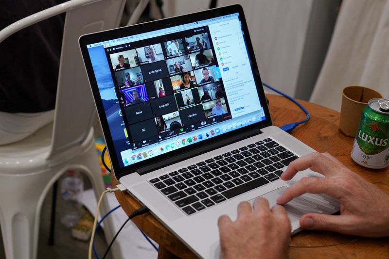 © Reuters. FILE PHOTO: A life drawing class is held over livestream due to social gathering restrictions to curb the spread of the coronavirus disease (COVID-19) in Sydney