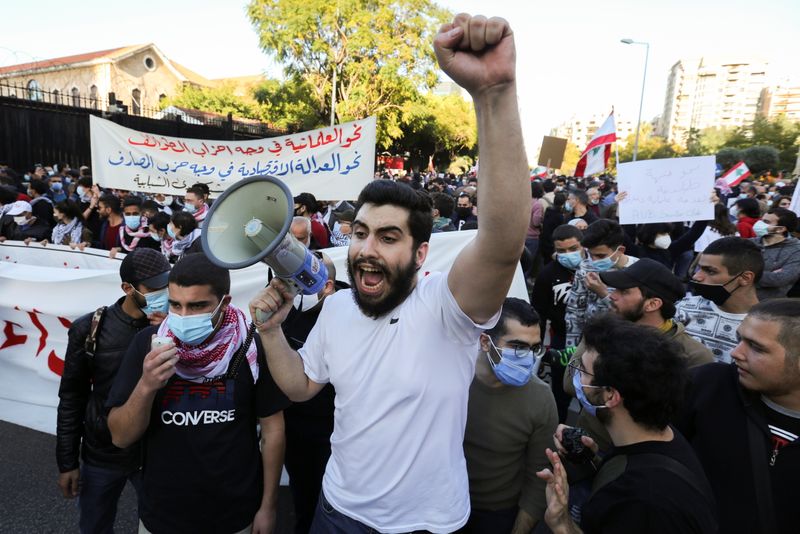 &copy; Reuters. تظاهر الآلاف بوسط بيروت وسط استمرار الأزمة السياسية