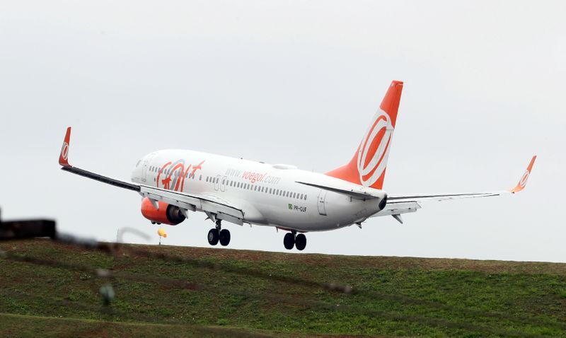 &copy; Reuters. FILE PHOTO: A Boeing 737 airplane of Gol Linhas Aereas lands at Congonhas airport in Sao Paulo