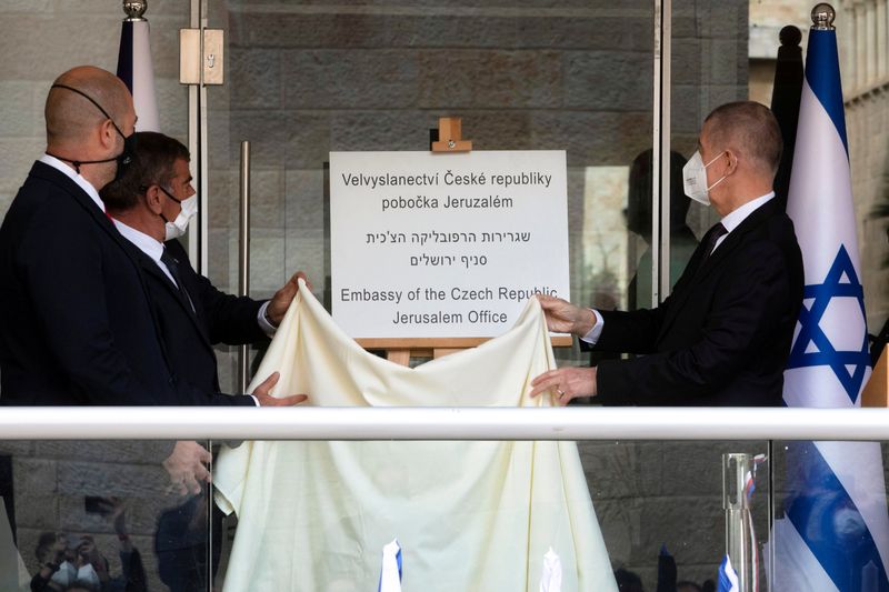 © Reuters. الفلسطينيون والجامعة العربية يدينون فتح التشيك مكتبا دبلوماسيا في القدس