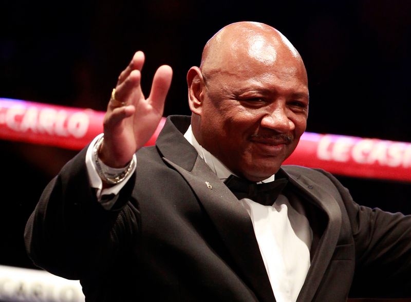 &copy; Reuters. Former boxing world champion Hagler waves before a WBA Middleweight World Championship match between Golovkin of Kazakhstan and Ishida of Japan in Monte Carlo