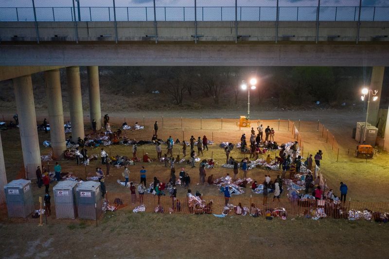 &copy; Reuters. Migrant families and unaccompanied minors take refuge at a processing center under Anzalduas International Bridge in Granjeno, Texas