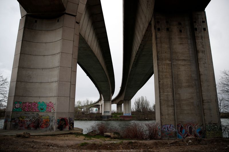 &copy; Reuters. Two French teenagers under murder investigation after girl drowns in Seine