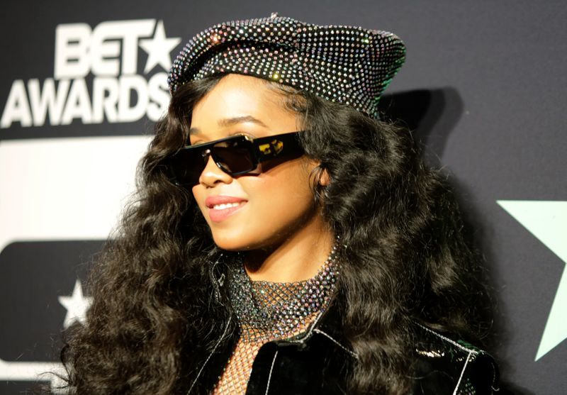 © Reuters. 2019 BET Awards – Photo Room - Los Angeles, California, U.S., June 23, 2019 -  H.E.R. poses backstage,