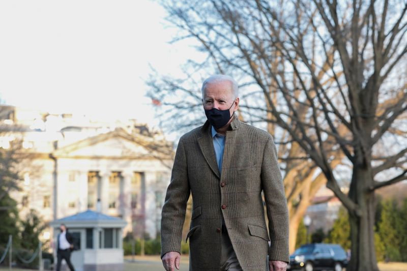 &copy; Reuters. U.S. President Joe Biden walks across the South Lawn of the White House towards reporters